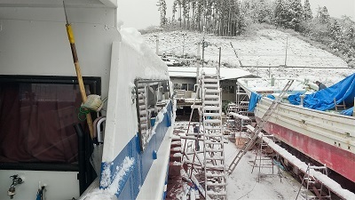 気仙沼・丸竹造船所　雪の中の作業